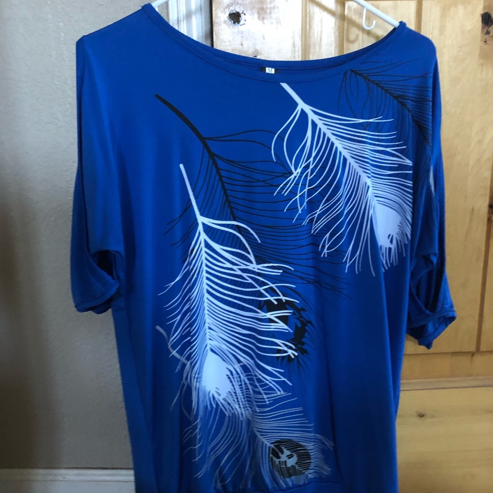 Feather printed blouse with 3/4 sleeve with slit